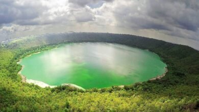 Photo of लोणार सरोवराच्या काठावरून जाणाऱ्या दोन राष्ट्रीय महामार्गांमुळे सरोवराच्या अस्तित्वला धोका