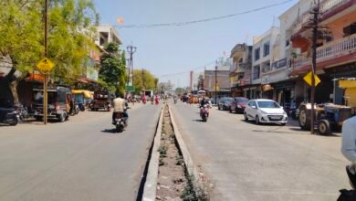 Photo of हत्ती गेला अन् शेपूट राहिले… चिखली शहरातील मुख्य रस्त्याचे भिजत पडले घोंगडे… काम पूर्ण करण्याबाबत ठेकेदाराचे घूमजाव, दोन कोटींचा निधी परत जाण्याची शक्यता