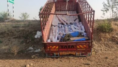Photo of अबब…!  गालिचेच गालिचे… संकटग्रस्त ट्रकचालकाच्या परिस्थितीचा गैरफायदा घेत  आमखेडच्या संधीसाधूंनी  लांबवले  ४५ लाखांचे गालीचे. ४२ लाखाच्या मुद्देमालासह पोलिसांनी केले ३ चोरटे गजाआड