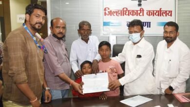 Photo of कोविडमुळे मृत्यू झालेल्या कर्मचाऱ्याच्या वारसाला 50 लाखांची मदत. पालकमंत्र्यांच्या हस्ते धनादेशाचे वितरण