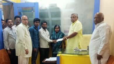 Photo of चिखली अर्बन बँकेच्या देऊळगाव मही शाखेच्या वतीने मृतकाच्या वारसदारास धनादेश वितरण