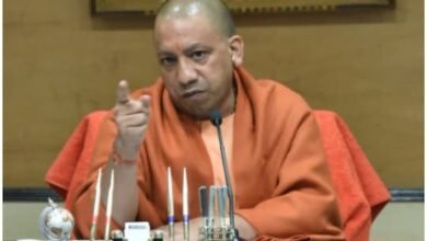 Photo of योगी आदित्यनाथ यांच्या विरुद्धची जनहित याचिका फेटाळून न्यायालयाने केला याचिकाकर्त्यांला एक लाखाचा दंड. कारण वाचा…