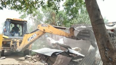 Photo of मुख्याधिकारी मोकळ यांनी केले देऊळगाव राजा शहर झालं इतिहासात प्रथमच रहिवासी अतिक्रमण धारकावर न. प. ची  बेधडक कार्यवाही