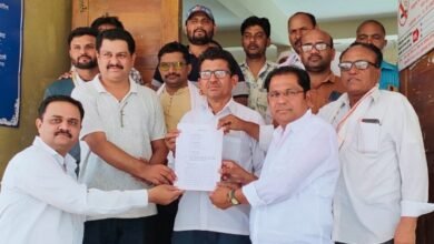 Photo of शेगाव पंढरपूर राष्ट्रीय महा मार्गावरील  बेशिस्त उभ्या असलेल्या वाहनावर कडक कारवाई करा  – लोणारकरांची मागणी