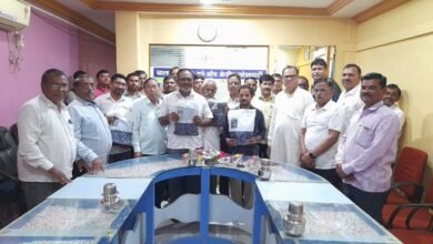 Photo of वृत्तपत्र वितरण करणाऱ्या बांधवांना रेनकोटचे वाटप करून बालाजी अर्बनने जोपासली  सामाजिक बांधिलकी