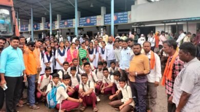 Photo of राज्य परिवहन मंडळाच्या विरोधातलोणारमध्ये बस आडवा आंदोलन
