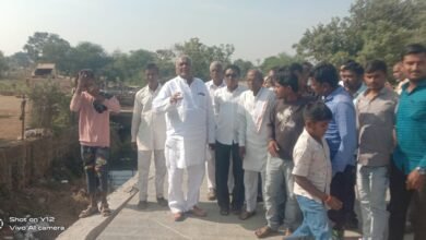 Photo of वाहतुक सुरू होण्याआधीच सिमेंट रस्त्याला भेगा. दुरुस्ती न झाल्यास अधिकार्याच्या कार्योलयात बसणार. – सुबोध सावजी