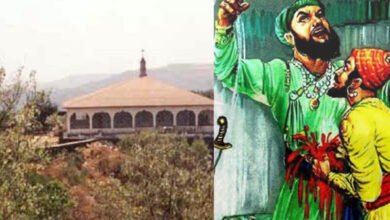 Photo of अफजलखानाच्या कबरीवरचे बेकायदेशीर बांधकाम पडायला झाली सुरुवात