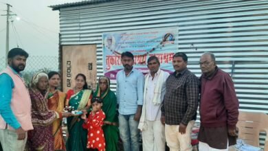 Photo of अनाथ, अपंगांचे सेवेकरी संत गाडगे महाराज – प्रल्हाद इंगळे गुरुजी  साळवे परीवाराकडुन वृध्दांना औषधीचे वाटप