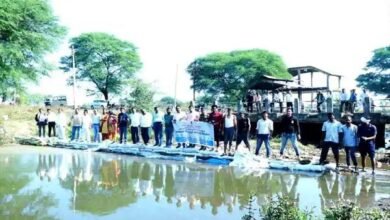 Photo of मालगणीच्या गावकऱ्यांनी श्रमदानातून बांधला वनराई बंधारा