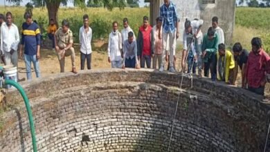 Photo of बाईक चोरटे विहिरीत लपवायचे चोरलेल्या मोटारसायकली. पण अखेर पोलिसांनी छडा लावलाच. एका आरोपीस अटक, विहीरीतून बाईक काढण्याचे काम सुरू