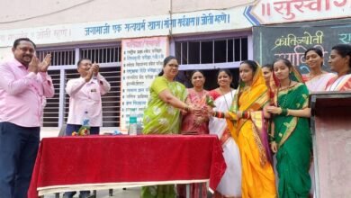 Photo of बालिका दिनी दे. माळीच्या कु. श्रद्धा व भक्ती या भगिनी ने खाऊ च्या पैशातून दिली विद्यालयास मोठी भेट