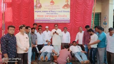 Photo of ग्राम कव्हळा येथे तरुणांनी रक्तदानतून केले राष्ट्रमाता जिजाऊ व स्वामी विवेकानंद यांना अभिवादन. सरपंच रवींद्र डाळीमकर यांच्या आवाहनाला प्रतिसाद