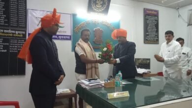 Photo of सर्पमीत्र श्रीराम रसाळ यांचा बुलडाणा तहसीलदार यांचे हस्ते सत्कार
