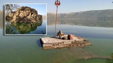 Photo of लोणार सरोवराला वाढत्या पाण्याचा धोका, परिसरातील मंदिर पाण्याखाली, पुरातत्व विभागाचे दुर्लक्ष