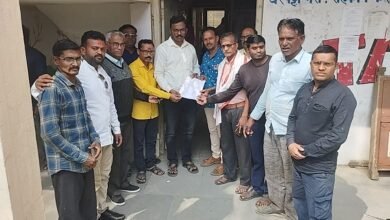 Photo of संत गाडगेबाबा पुतळ्याबद्दल धोबी समाजाने दिले नगर पालिकेला निवेदन