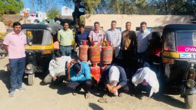 Photo of घरगुती गॅस सिलेंडरचा काळाबाजार… मलकापुरात गॅस सिलेंडरसह ५. ७९ लाखांचा मुद्देमाल जप्त; आरोपी गुन्हे शाखेच्या जाळ्यात
