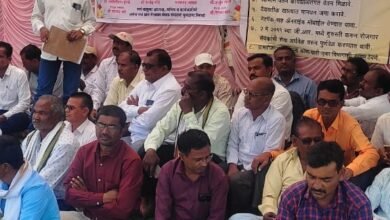 Photo of ग्राम रोजगार सेवकांनी केले जिल्हाधिकारी कार्यालयासमोर धरणे आंदोलन