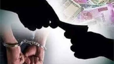 Photo of एक लाखाची लाच घेताना रंगेहाथ पकडला ग्रामसेवक, विवाह नोंदणीच्या कागदपत्रांसाठी मागीतले होते ४ लाख रुपये आणि एक पोते साखर