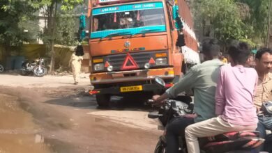 Photo of नसतीच भानगड…! पाईपलाईनच्या खड्डात फसला ट्रक. वाहतूक ठप्प मुळे नागरिक हैराण…!