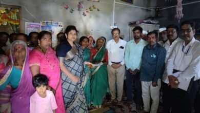 Photo of नैसर्गिक आपत्तीचा बळी ठरलेल्या शेतकऱ्याच्या पत्नीला चौथ्याच दिवशी मिळाली ४ लाख रुपयांची सरकारी मदत; आ. श्वेताताई महाले यांनी सोपवला धनादेश