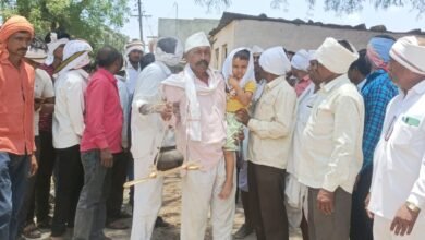 Photo of अपघातात मुत्यू पावलेल्या जवानावर शासकीय इतमामात अंत्यसंस्कार; चार वर्षाच्या मुलाने दिला चितेला अग्नी