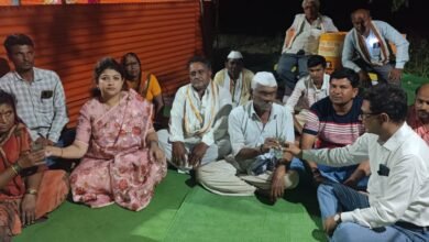 Photo of आ. श्वेताताई महाले यांच्या पुढाकाराने खुला झाला रस्ता; गांगलगाव येथील उपोषण सुटले; तहसीलदार कव्हळे यांची उपस्थिती