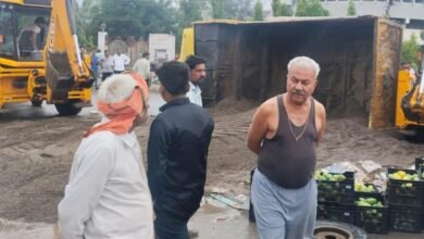 Photo of अपघात… अवैध वाळू वाहतुकीचा हैदोस काही थांबेना सलग तिसऱ्या दिवशीही अपघात; चिखलीत एक जखमी