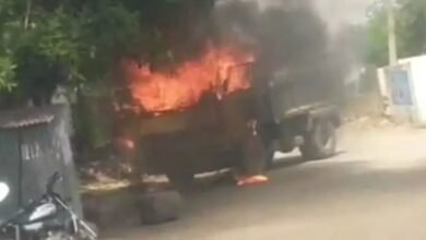 Photo of पुन्हा एक अपघात… भरधाव रेती डंपरची झाडाखाली बसलेल्या दोघांवर धडक; ग्रामस्थांनी डंपर पेटवले; जळगाव जामोद तालुक्यात अवैध वाळू वाहतुकीकडे प्रशासनाचे दुर्लक्ष