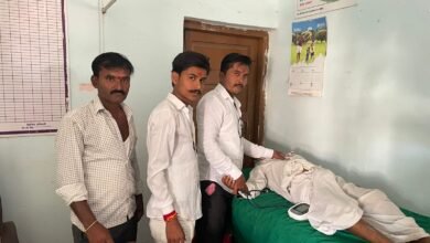 Photo of Breaking News डॉक्टर हरवले… संतोष भुतेकर बनले वैद्य ! शेळगावात अनोखे आंदोलन; आरोग्य यंत्रणेचा भोंगळ कारभार उघड