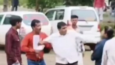 Photo of आरटीओ ऑफिसात हाणामारी ! महिला अधिकाऱ्यांचा एजंटाला चोप, व्हिडिओ व्हायरल