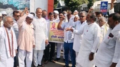 Photo of ५० हजार रुपये प्रति एकर द्या — लुटीची परतफेड हवी!” बुलढाणा जिल्हाधिकारी कार्यालयासमोर शेतकऱ्यांचा तीव्र निषेध, शासन निर्णयाची होळी करत सरकारविरोधात घोषणाबाजी